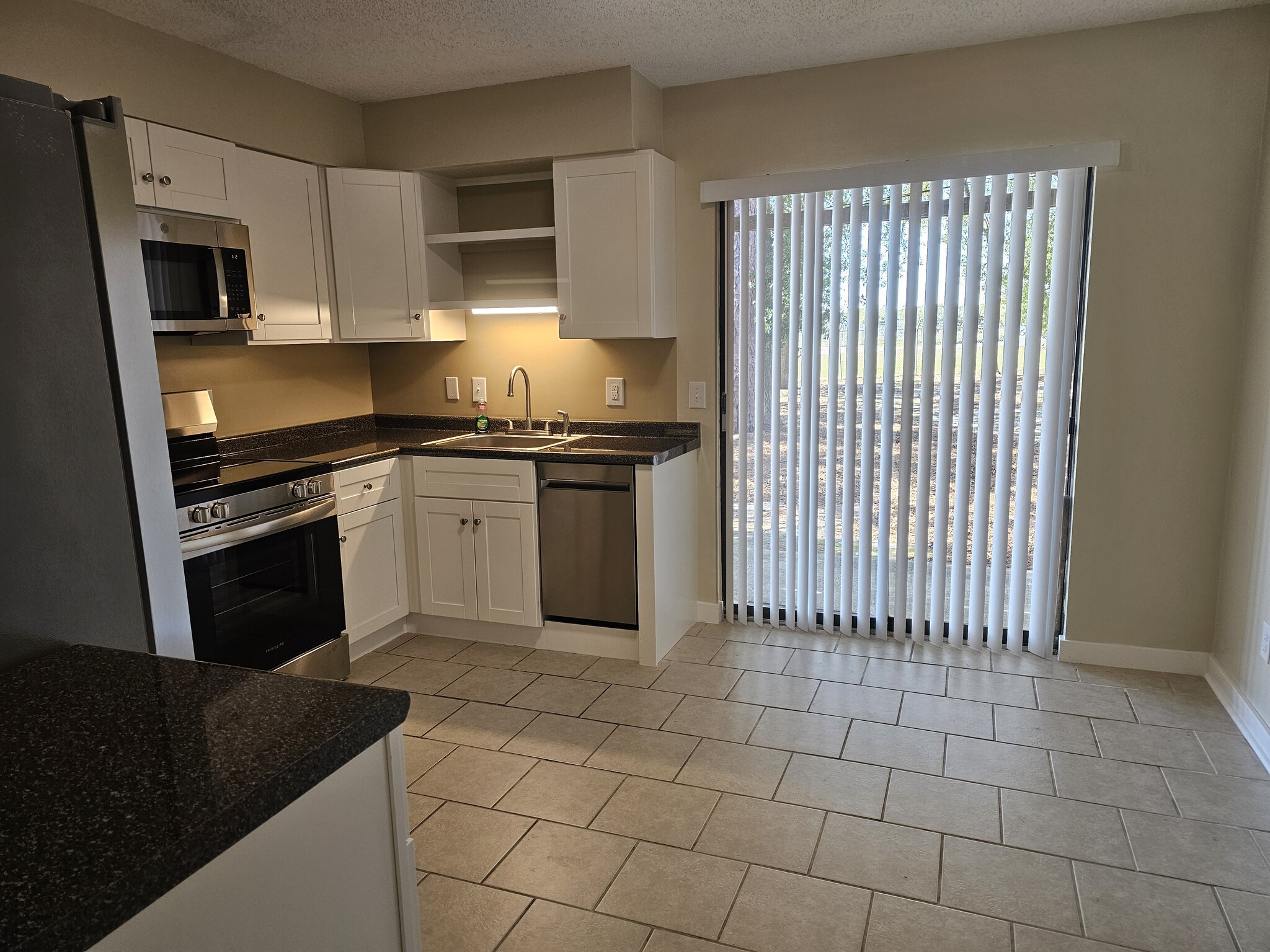 kitchen - 2811 Langley Ave