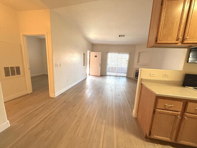 Building Photo - SPACIOUS 2BED/2BATH CONDO * FIRST FLOOR UNIT*