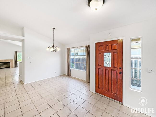 Building Photo - Cozy Escondido 3BR/2BA with A/C, large bac...