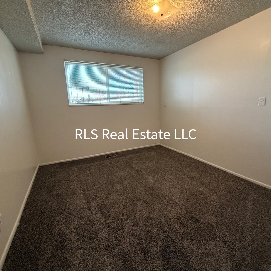 Building Photo - 8668 S 1500 E