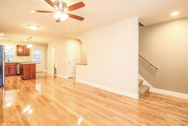 Building Photo - 1104 River View Ln