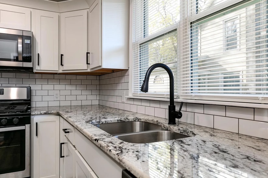 Building Photo - 318 Bronson St