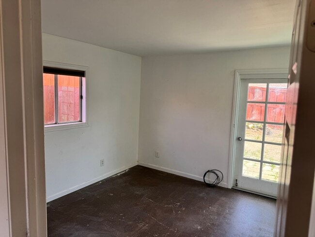 Building Photo - Cute, private, pet friendly 1 BD/ 1 bath h...