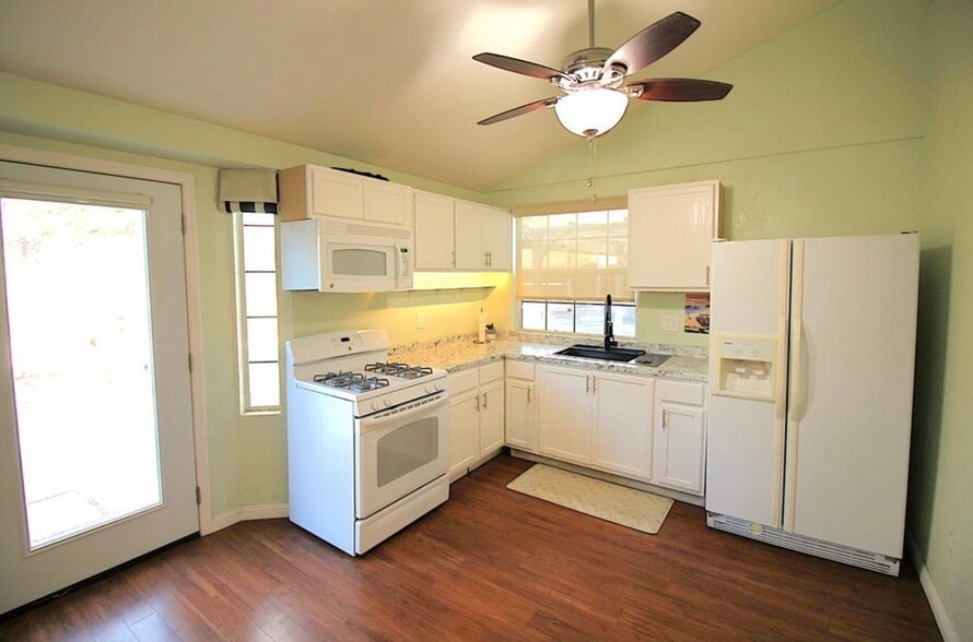 Building Photo - 2255 La Grama Dr