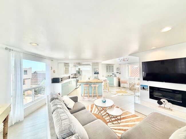 Building Photo - Oxnard / Silver Strand Beach / 2 bedroom 1...