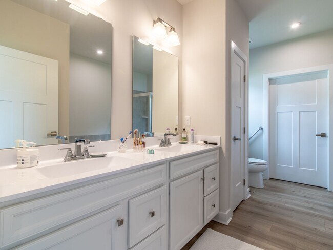 Building Photo - 12 MONTH RENTAL - 3 BED 2.5 BATH SINGLE FA...