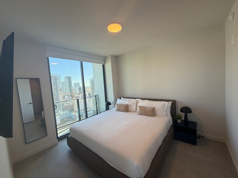 Building Photo - 121 NE 5th St