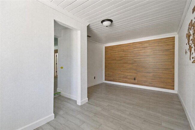 Building Photo - 9616 Pineridge Ave