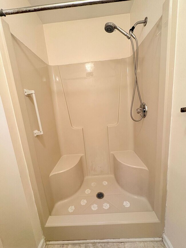 Building Photo - 3 BED / 2 BATH SINGLE FAMILY