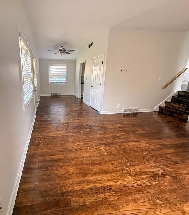 Building Photo - GREAT ANN ARBOR LOCATION – 2-BEDROOM END UNIT!