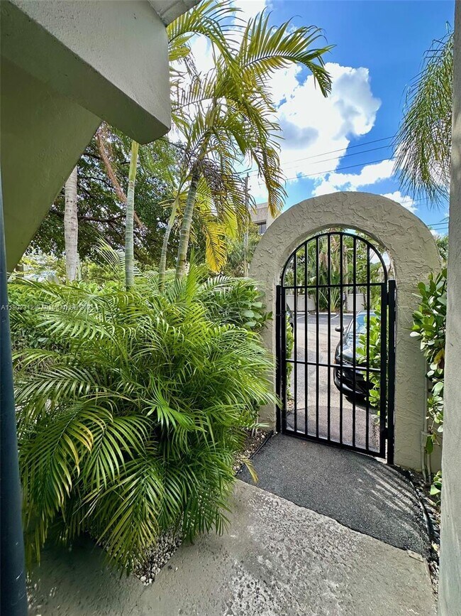 Building Photo - 515 SE 9th St