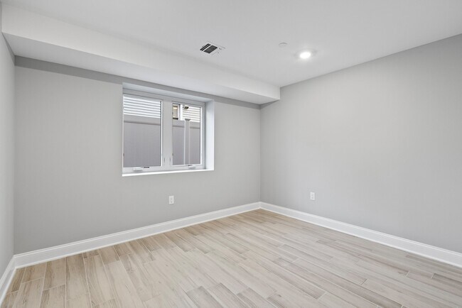 Building Photo - 57 Lincoln Ave