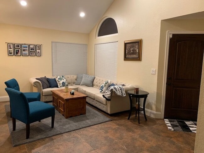Building Photo - Beautiful 4 Bedroom, 3 Bathroom Home in Re...