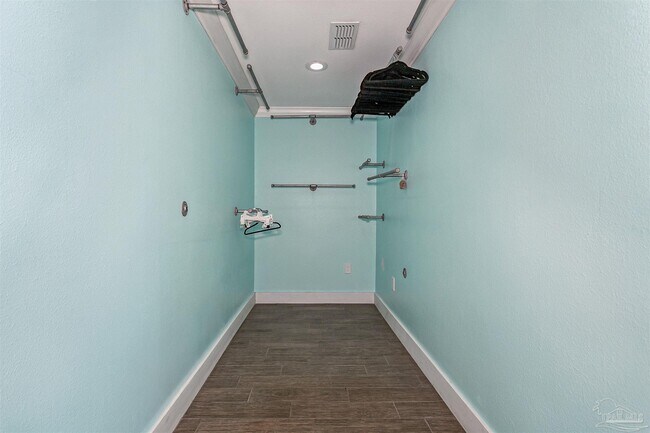 Building Photo - 231 Sabine Dr