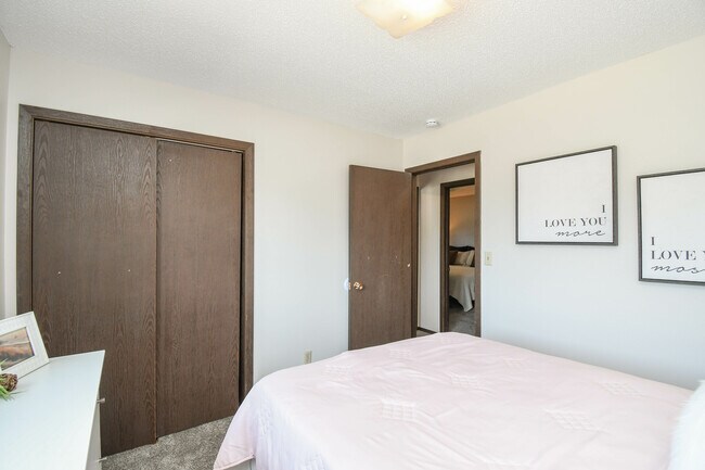 Building Photo - 4504 S Cliff Ave