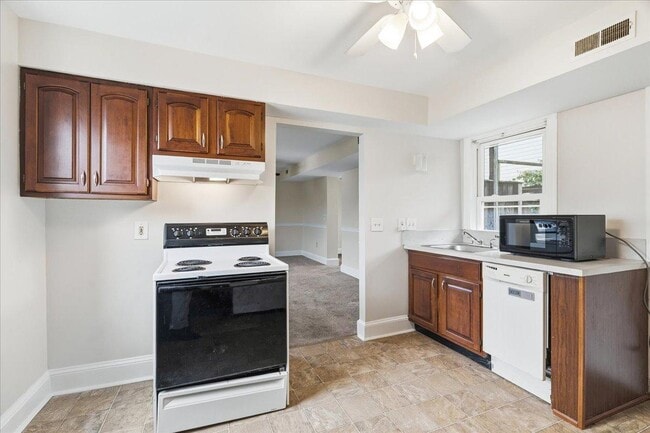 Building Photo - 100 E 8th St