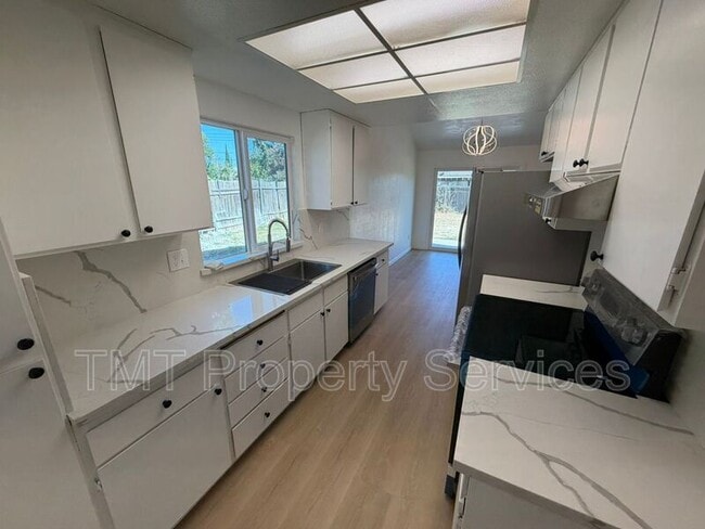 Building Photo - 8583 Fairlawn Ct