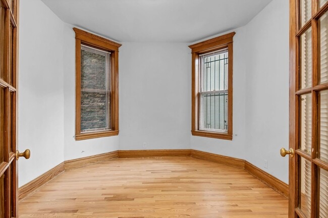 Building Photo - 1415 W Belle Plaine Ave