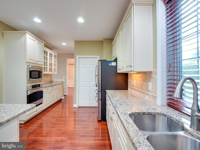 Building Photo - 41397 Windybush Dr