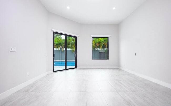 Building Photo - 5663 Brookfield Cir W