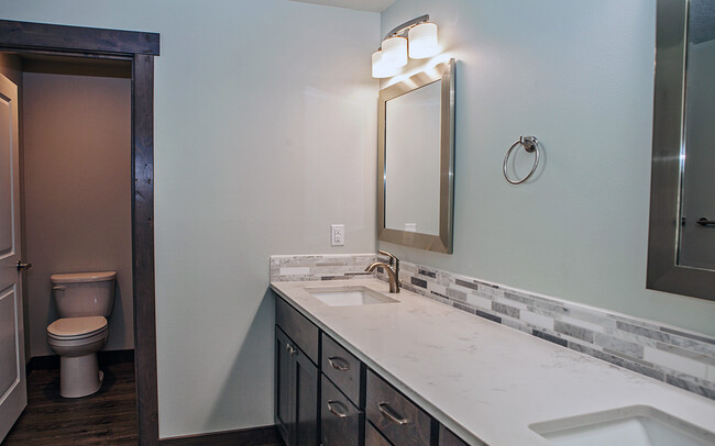 Building Photo - 4 Bedroom with Shop and View of the Mounta...