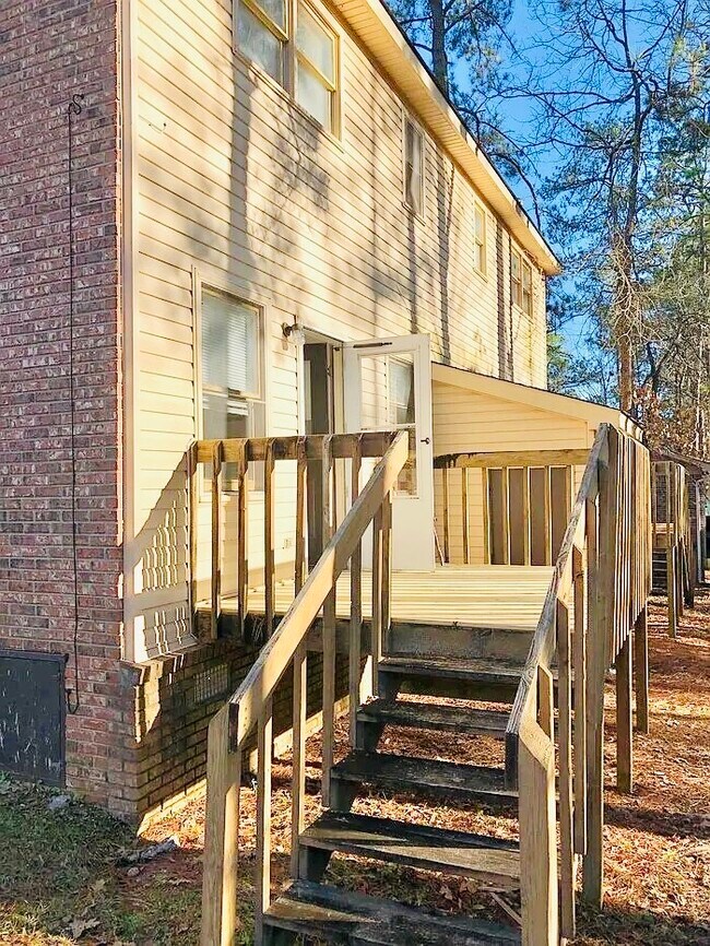 Building Photo - Updated Two Bedroom Townhome