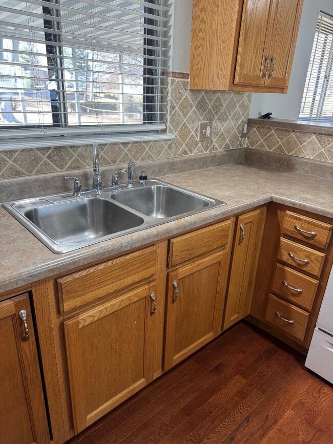 Building Photo - 709 Plaza Dr