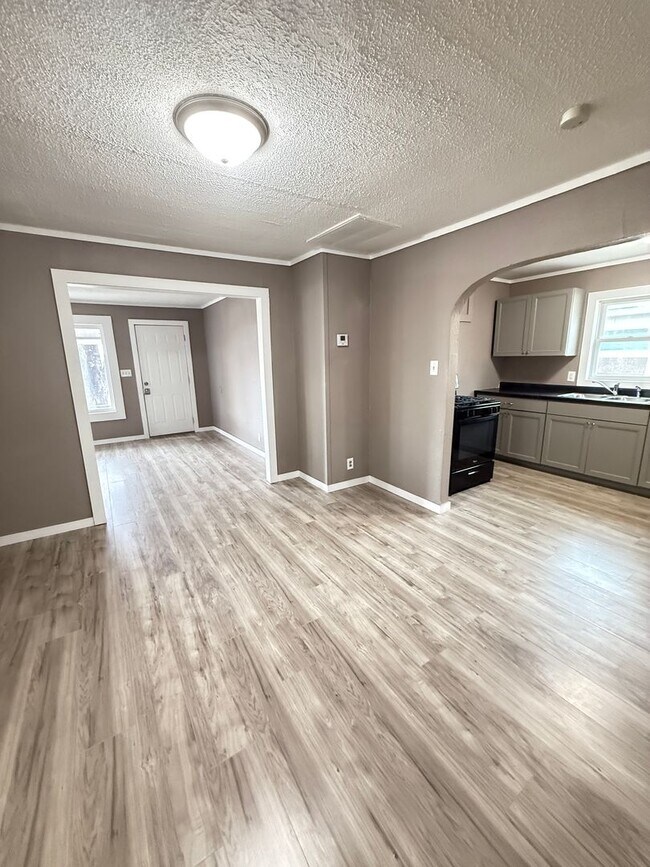 Building Photo - 3 bedroom/1 bath house