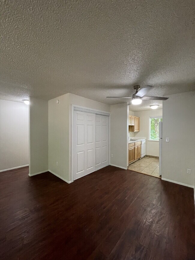 Building Photo - Spacious 2-bedroom, 1-bathroom Apartment