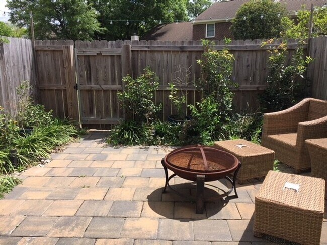 Building Photo - 2BD + Office Space/2.5 Bath - Townhome in ...
