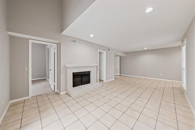 Building Photo - 9809 Richmond Ave