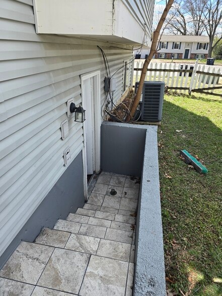 Private entrance - 8604 Briarwood Ct