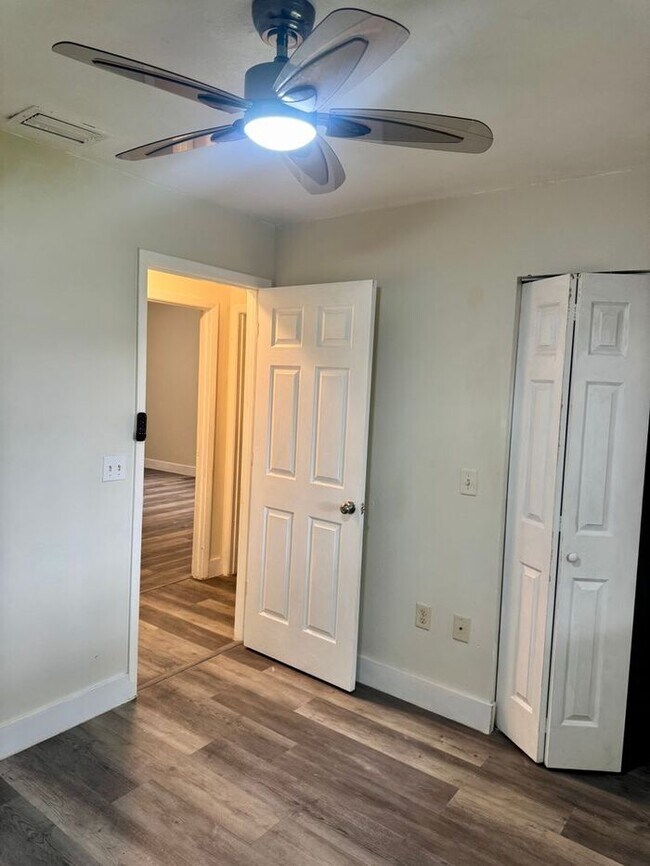 Building Photo - 3 Bedroom 2 Bath Winter Garden Townhome with Remodeled Kitchen and a Fenced Backyard!