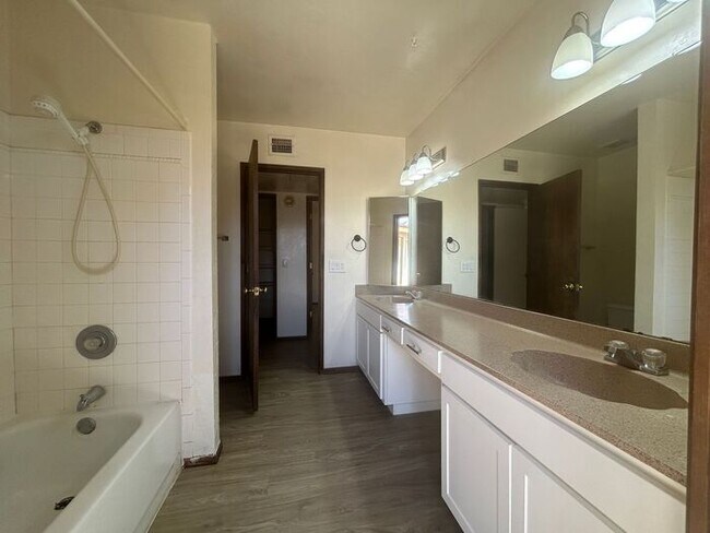Building Photo - 2141 E Manhatton Dr