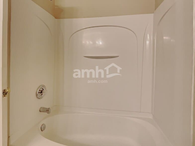 Building Photo - 10235 Meadow Pointe Dr