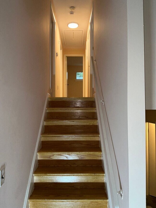 Building Photo - Very well maintained 4BR 2.5BA 5 level spl...