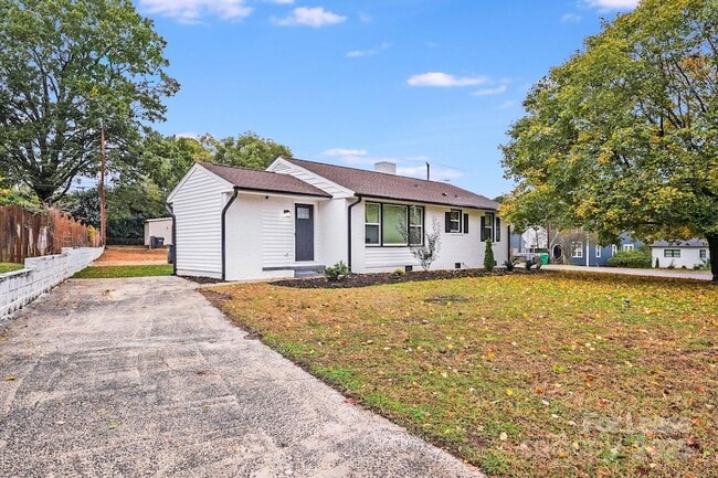 Building Photo - 2301 Shamrock Dr