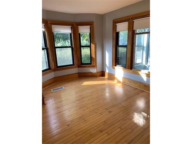 Building Photo - 522 View St