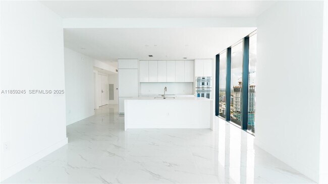 Building Photo - 700 NE 24th St