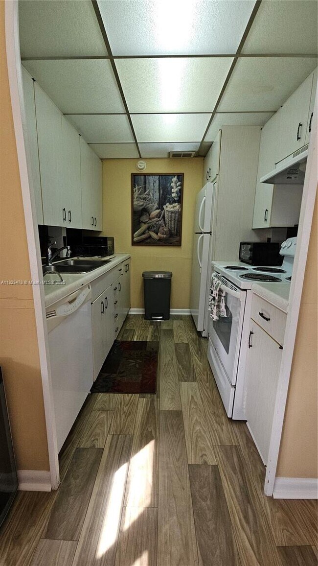 Building Photo - 1044 Harwood D