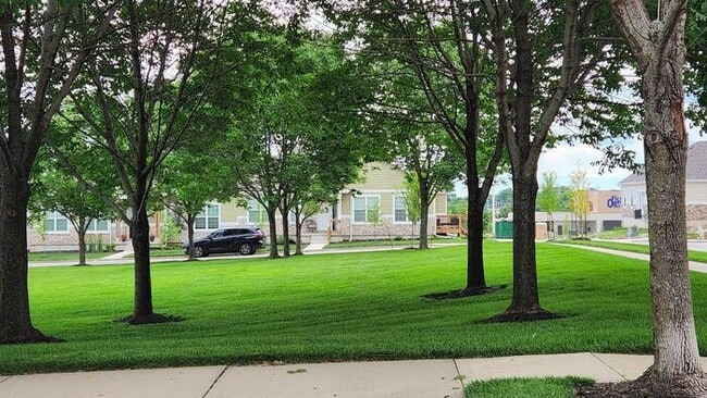 Building Photo - 4 bed 3 bath 2 car garage all maintenance ...