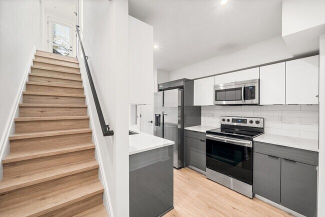 Building Photo - Fairmount/Brewery town gorgeous luxury apartment home, oversized rooms