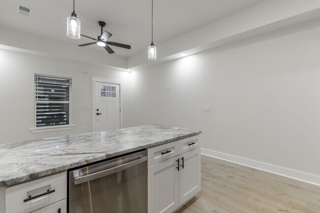 Building Photo - 1124 Garfield St