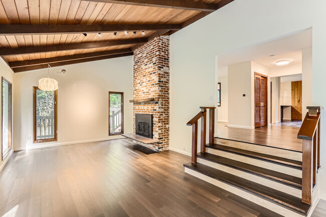 Building Photo - 1759 Marylhurst Dr