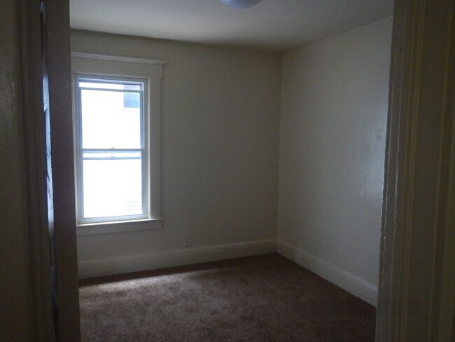 Building Photo - Four Bedroom Duplex with Great Park View 7...