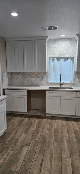 Building Photo - 3139 E Lyell Ave