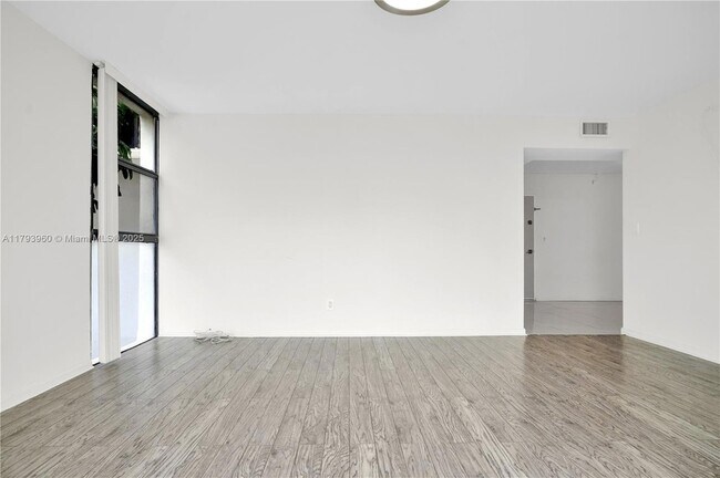 Building Photo - 3701 N Country Club Dr