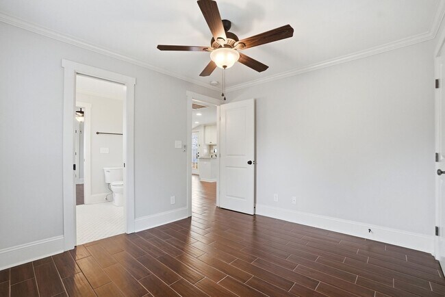 Building Photo - 3 Bedroom Home with a deck in Plaza-Midwood!