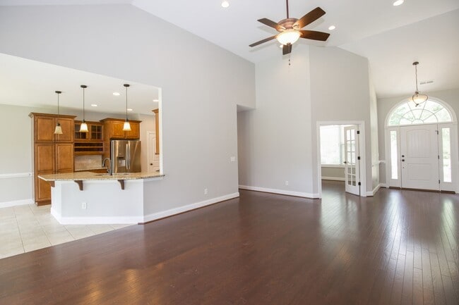 Building Photo - Woodlake Home