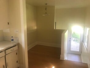 Building Photo - 2-Bedroom 1-Bathrrom Single Family Home